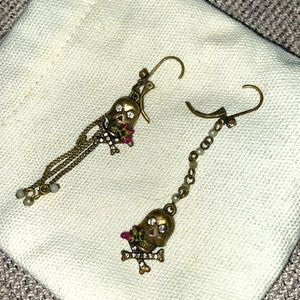 Betsy Johnson skull asymmetric gold-colored earrings